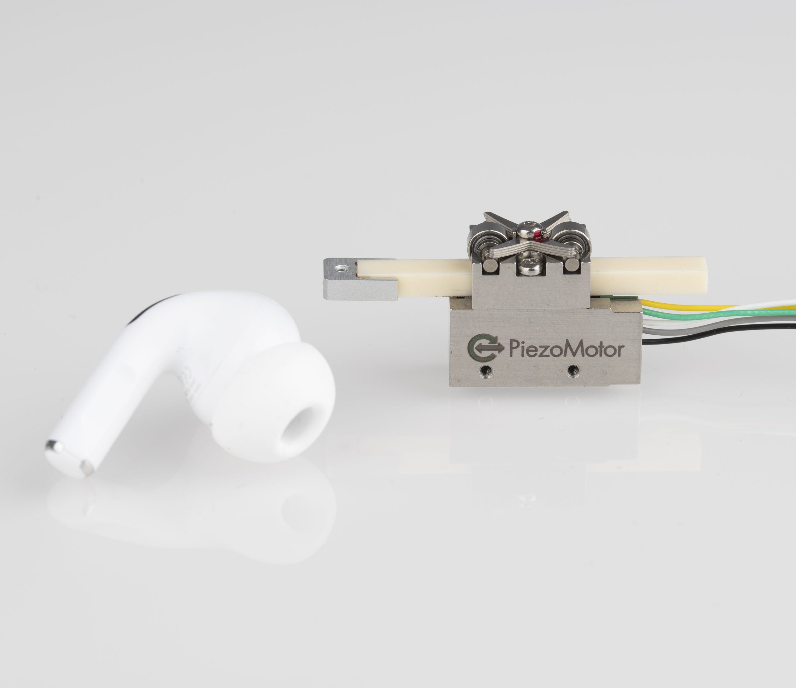 Non-magnetic vacuum capable direct drive linear actuator
